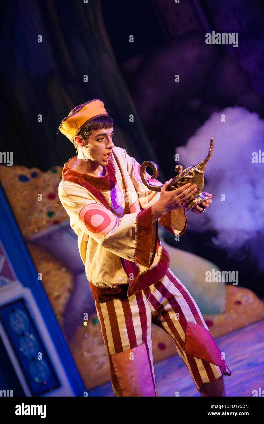 Divertissement traditionnel de Noël : 'Aladdin' frottant la lampe dans une pantomime à Aberystwyth Arts Centre Banque D'Images