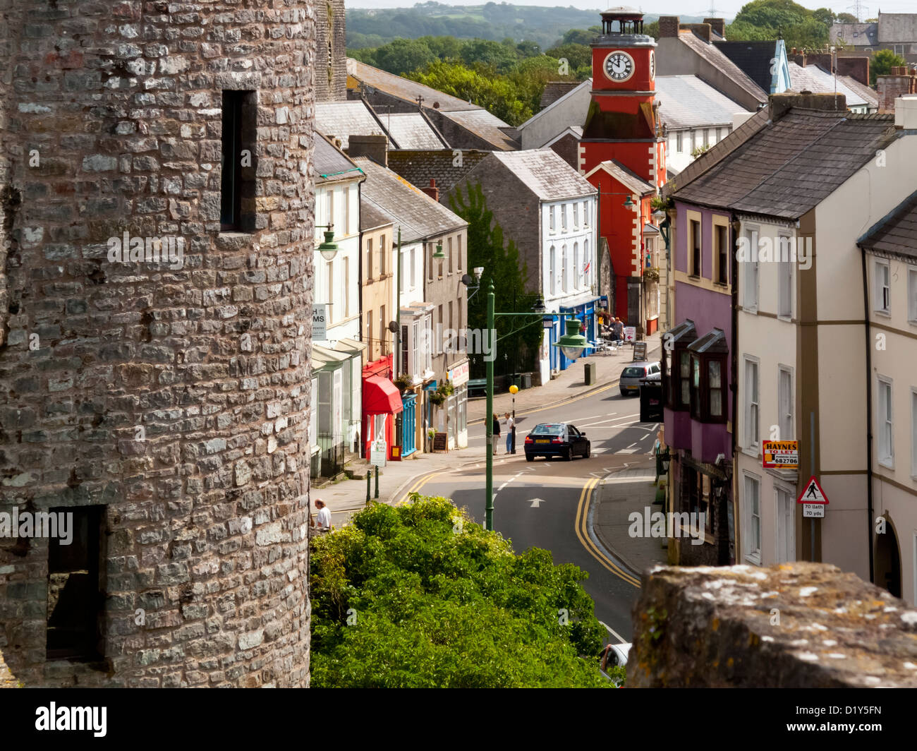 Le centre-ville de Pembroke vue depuis les murs de château de Pembroke en Nouvelle-Galles du Sud Pembrokeshire UK Banque D'Images