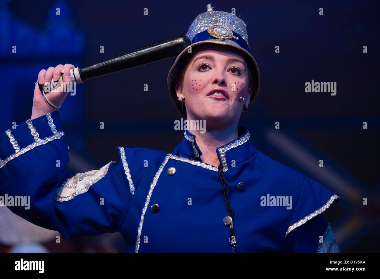 Une comédie policière dans le divertissement traditionnel de Noël : 'Aladdin' pantomime à Aberystwyth Arts Centre Banque D'Images