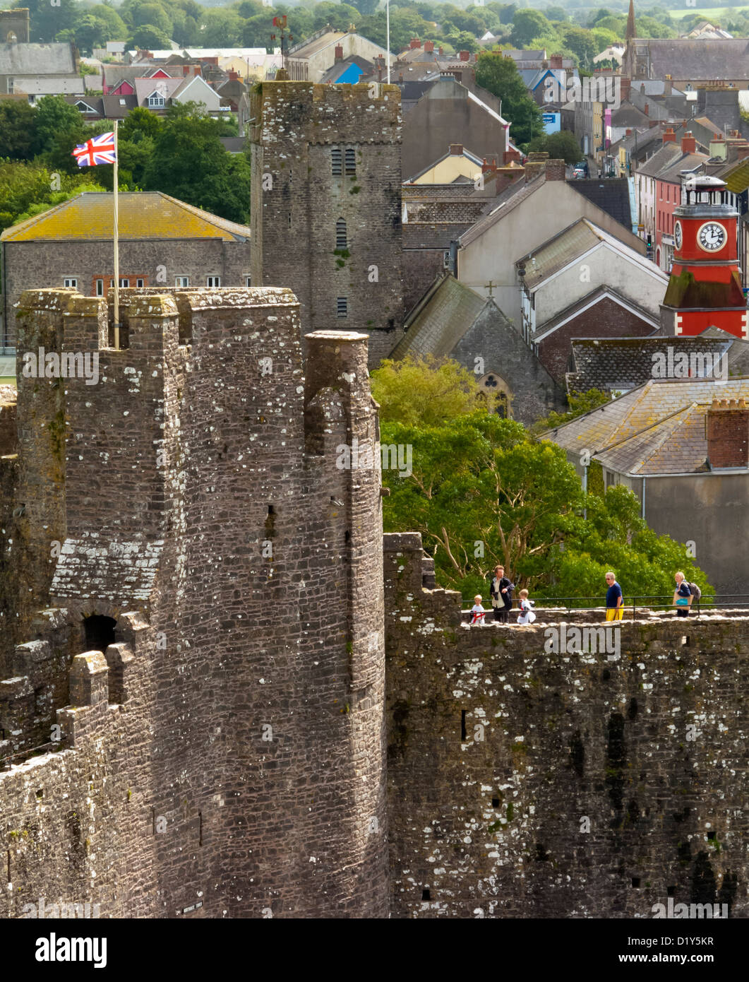 Le centre-ville de Pembroke vue depuis les murs de château de Pembroke en Nouvelle-Galles du Sud Pembrokeshire UK Banque D'Images