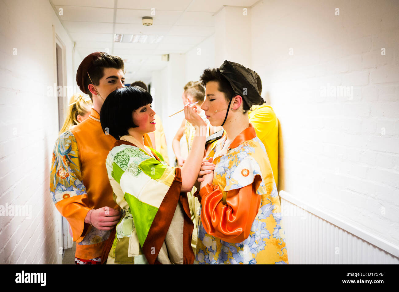 Les membres du cast acteurs appliquant le maquillage avant une pantomime amateur Aladdin, UK Banque D'Images