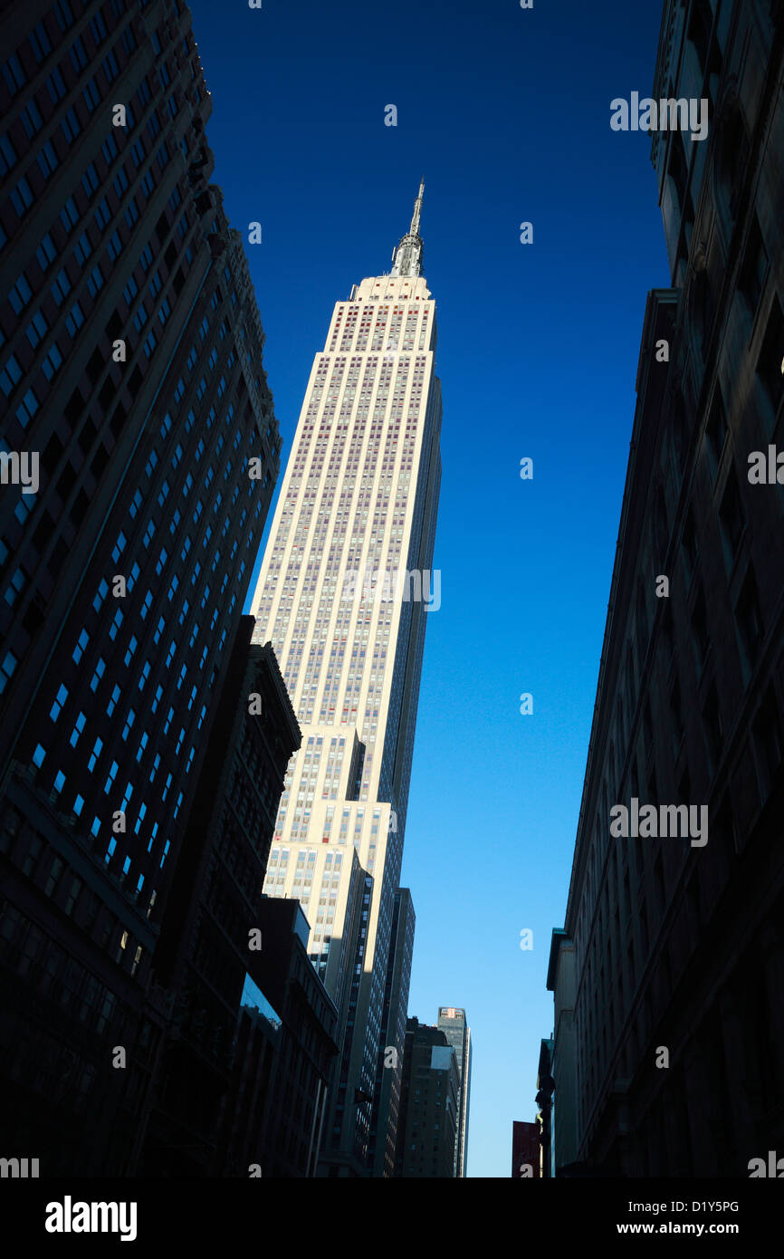 L'Empire State Building, à New York, vu de la rue. Banque D'Images