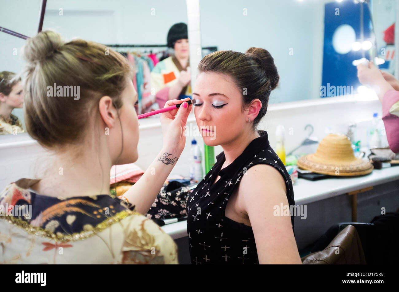 Les membres du cast acteurs appliquant le maquillage avant une pantomime amateur Aladdin, UK Banque D'Images