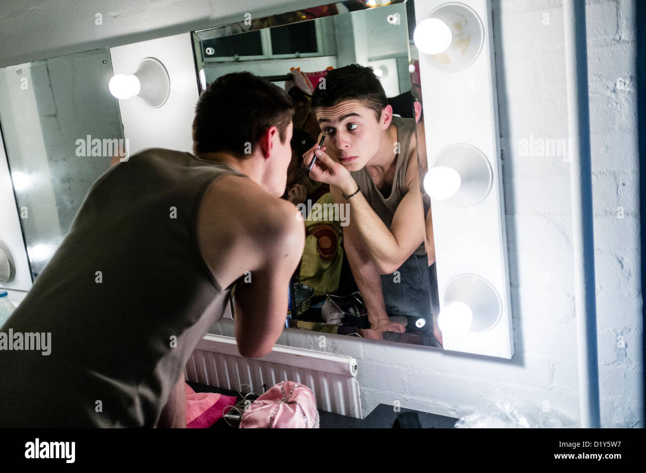 Un acteur masculin l'application make-up avant qu'une pantomime amateur Aladdin, UK Banque D'Images