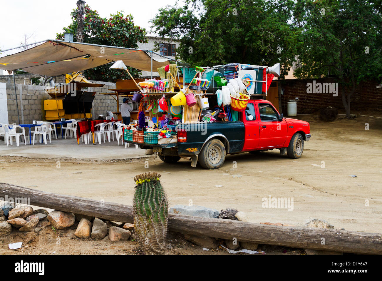 Vente de produits de nettoyage d'un camion est garé pendant que le propriétaire achète déjeuner dans un stand de tacos à Todos Santos, Baja, au Mexique Banque D'Images