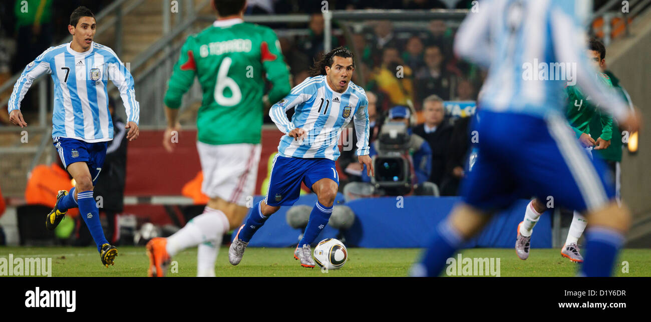 Carlos Tevez, de l'Argentine (11 ans), cherche de la place lors d'une manche de la Coupe du monde de la FIFA de 16 matchs contre le Mexique au Soccer City Stadium le 27 juin 2010 à Johannesburg, en Afrique du Sud. Usage éditorial exclusif. Pas de poussée vers l'utilisation d'un appareil mobile. Utilisation commerciale interdite. (Photographie de Jonathan Paul Larsen / Diadem images) Banque D'Images