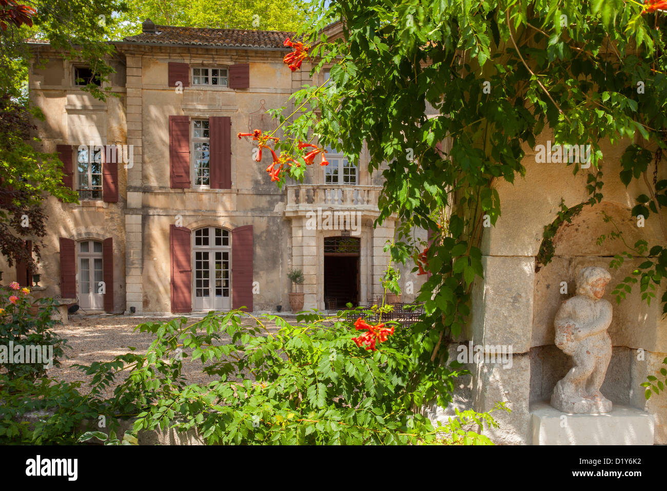 L'entrée avant de Roussan Château près de Saint Remy de Provence, France Banque D'Images