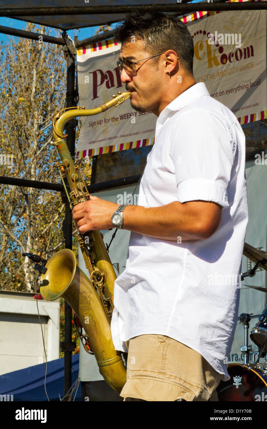 L'homme à jouer du saxophone sur une scène extérieure dans le cadre d'un festival à Goleta, Californie Banque D'Images