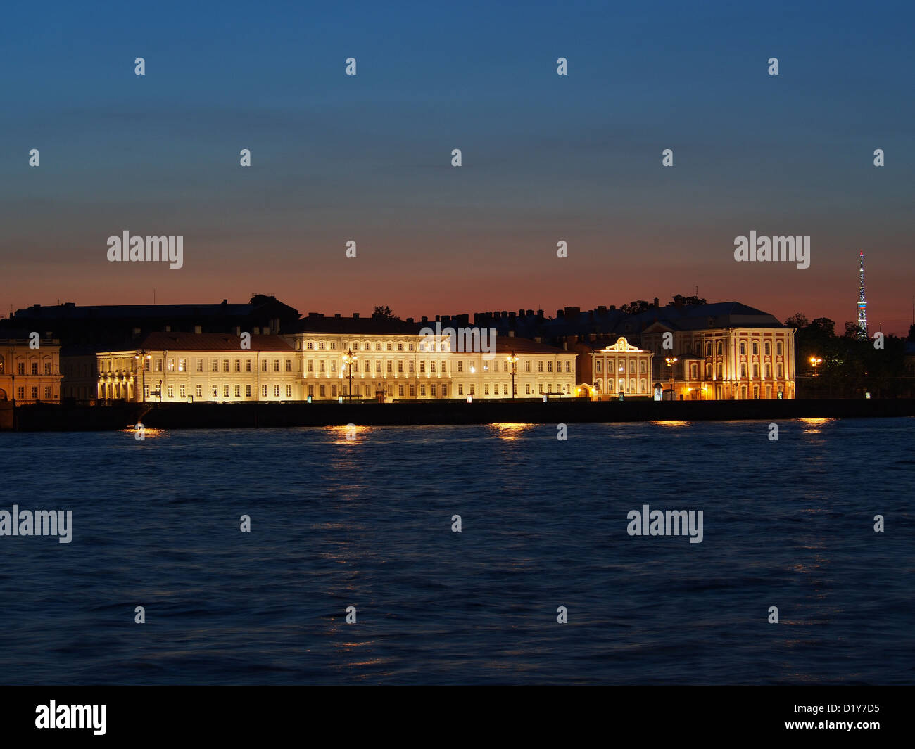 Le Saint Petersburg State University à l'Embankment Universitetskaya pendant les nuits blanches Banque D'Images