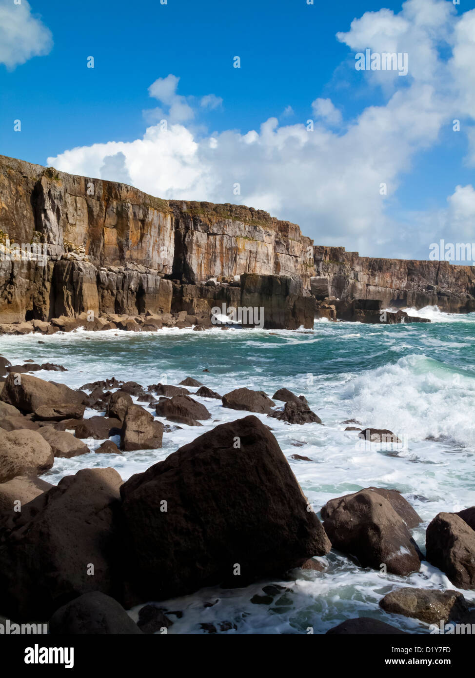 Le littoral du Pembrokeshire, à St Govan's Head près de Bosherston avec rochers, hautes falaises et le fracas des vagues South Wales UK Banque D'Images