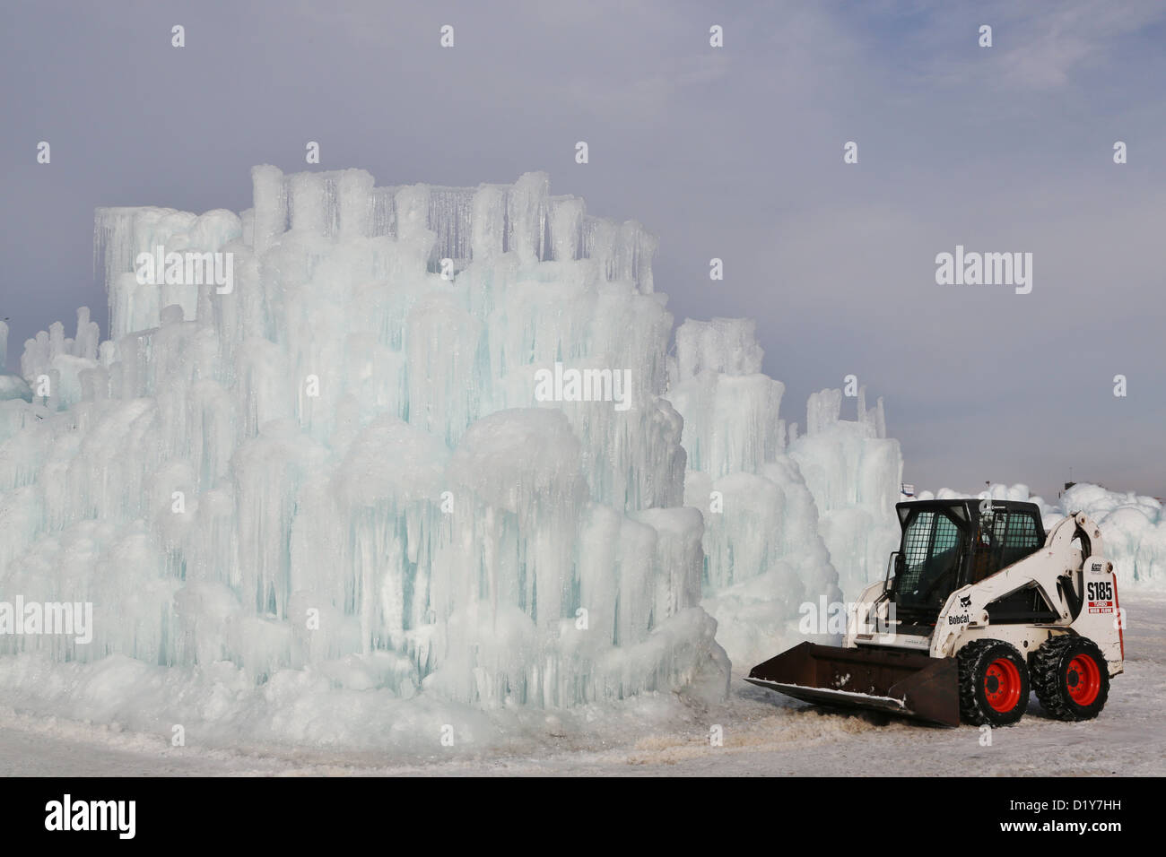 Un travailleur dans un chargeur avant le maintien de la zone autour du château de glace au Mall of America. Banque D'Images