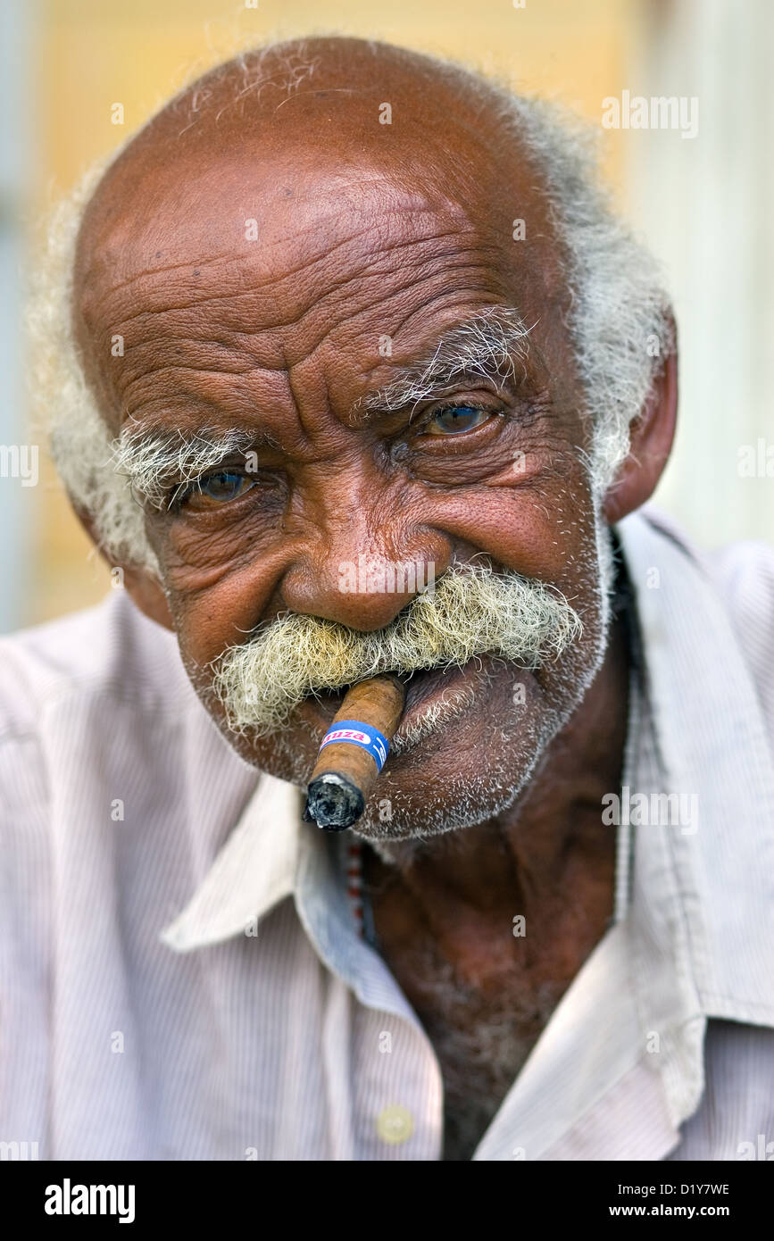 Le Vieil Homme Fume Un Cigare Cubain Gros Plan De Cigares Cubains