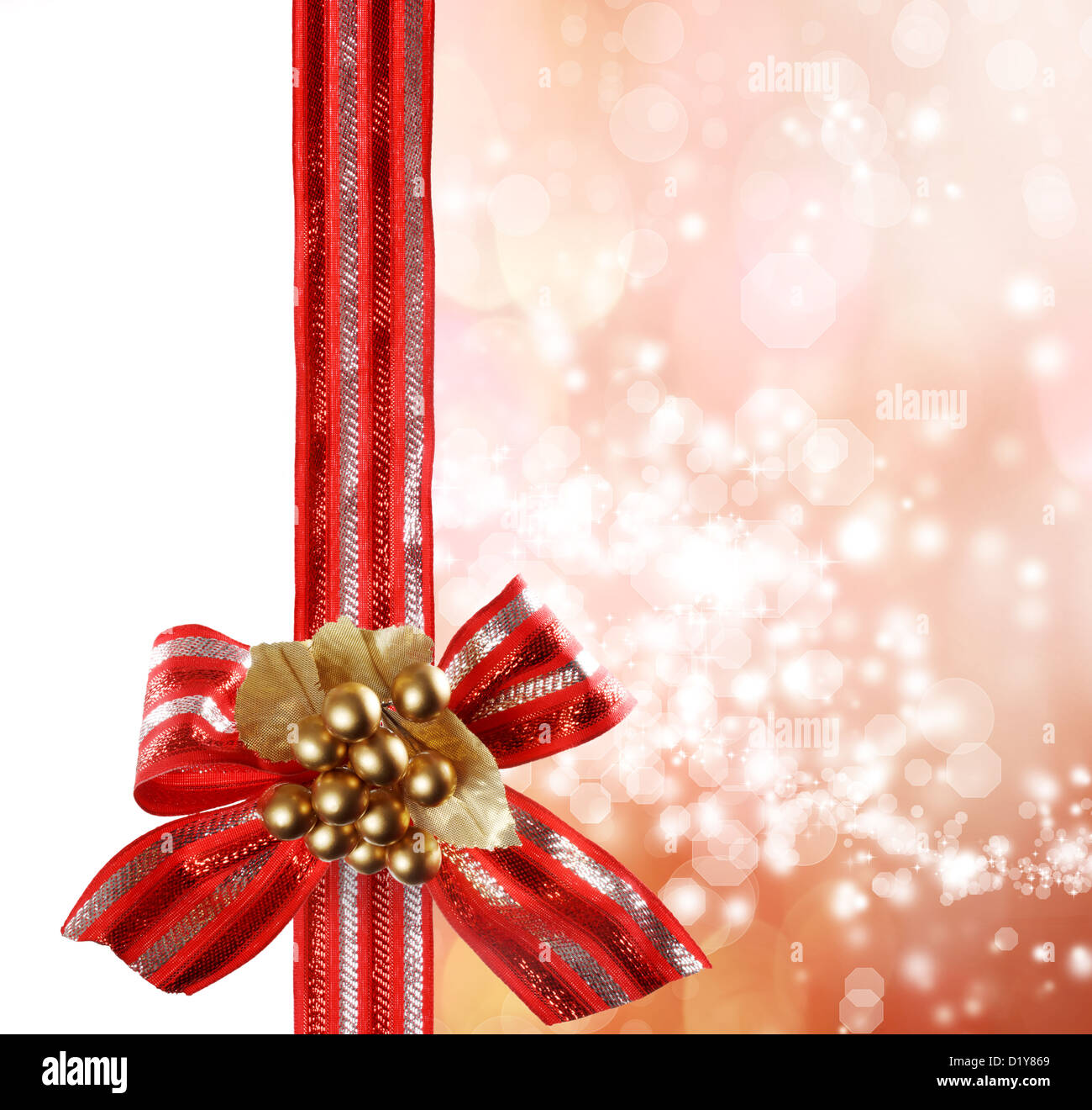 Arc rouge et ruban avec lumières fond flou Banque D'Images