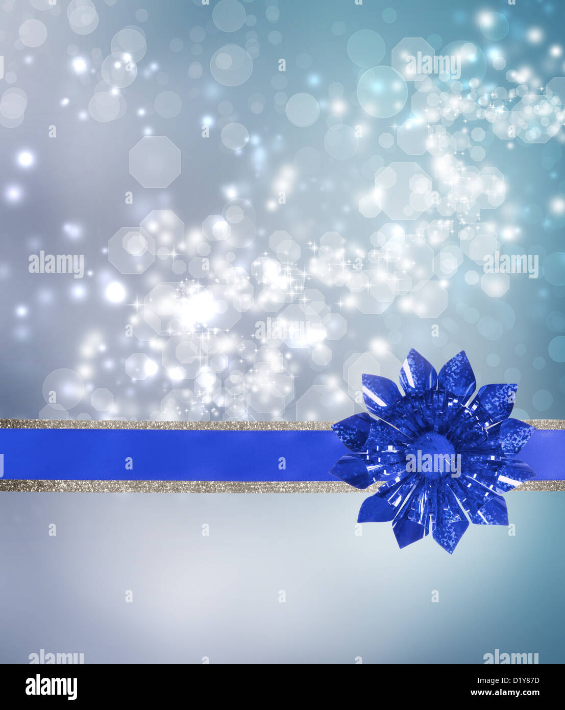 Blue Bow et ruban avec lumières fond bleu Banque D'Images