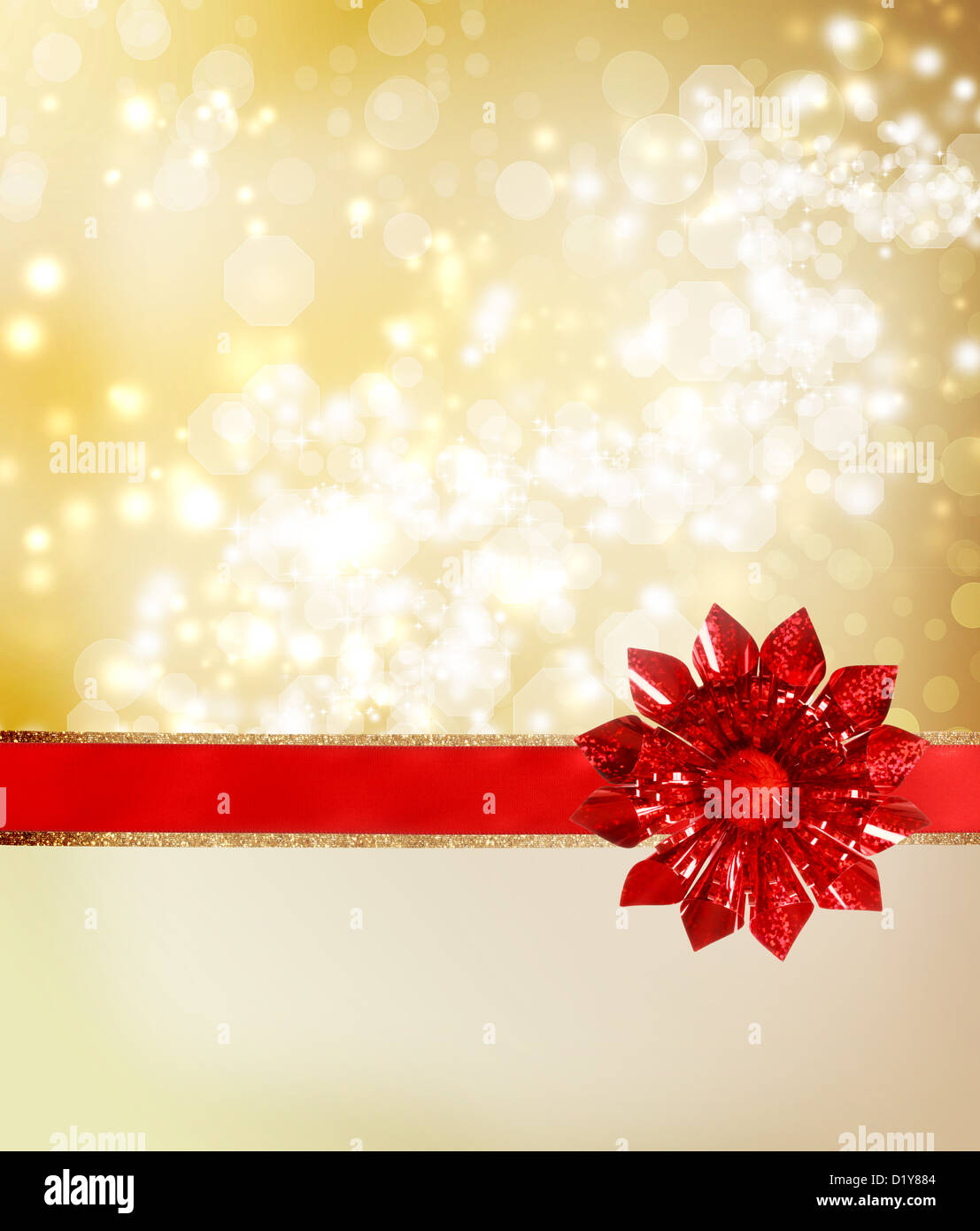 Arc rouge et ruban avec lumières Fond d'Or Banque D'Images