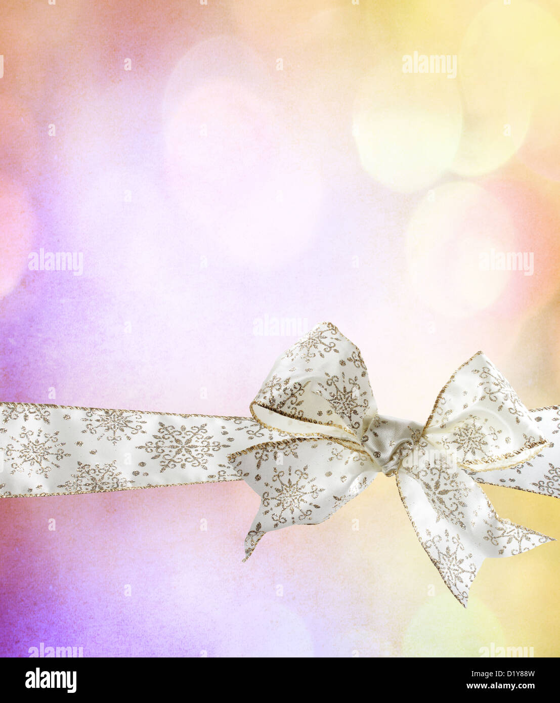 Flocon blanc et ruban Bow avec lumières fond abstrait Banque D'Images
