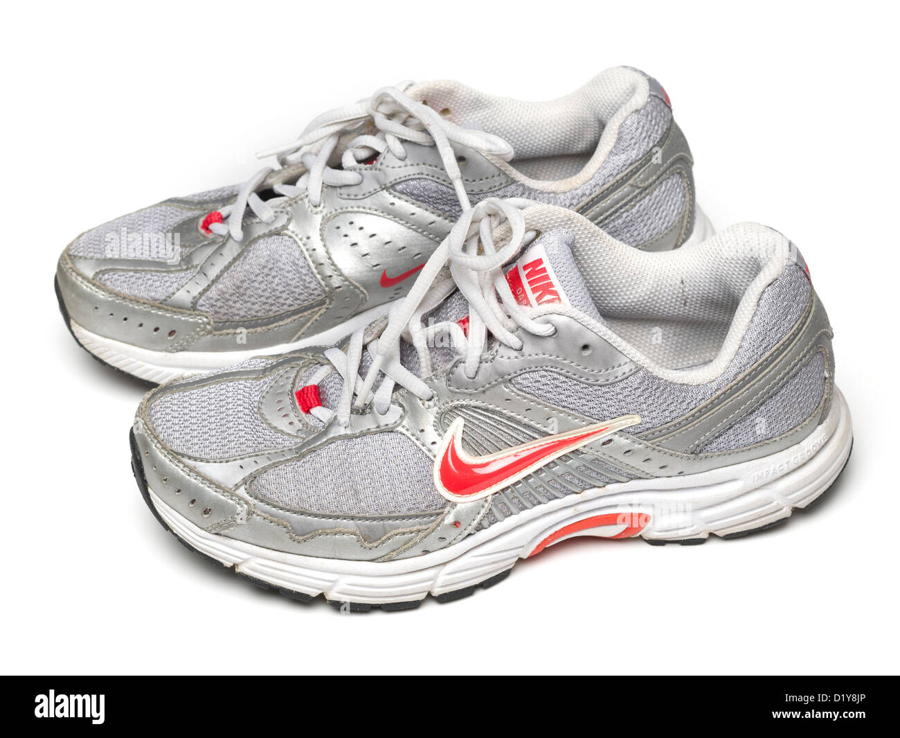 Chaussures de course Nike gris isolé sur fond blanc Photo Stock - Alamy