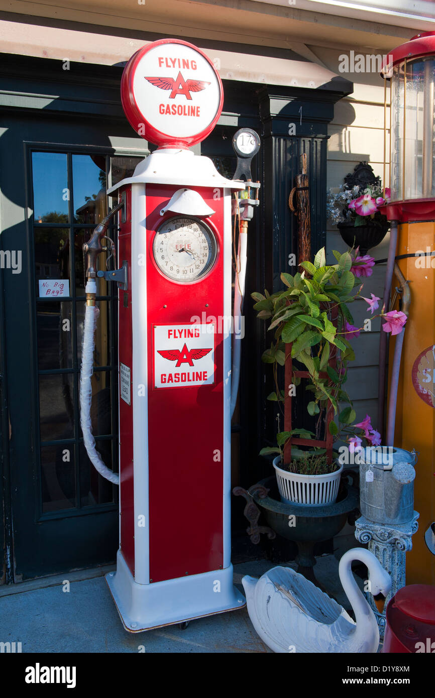 Vintage battant une pompe à essence à vendre à l'extérieur d'un magasin d'antiquités près de Wells, Maine, USA. Banque D'Images