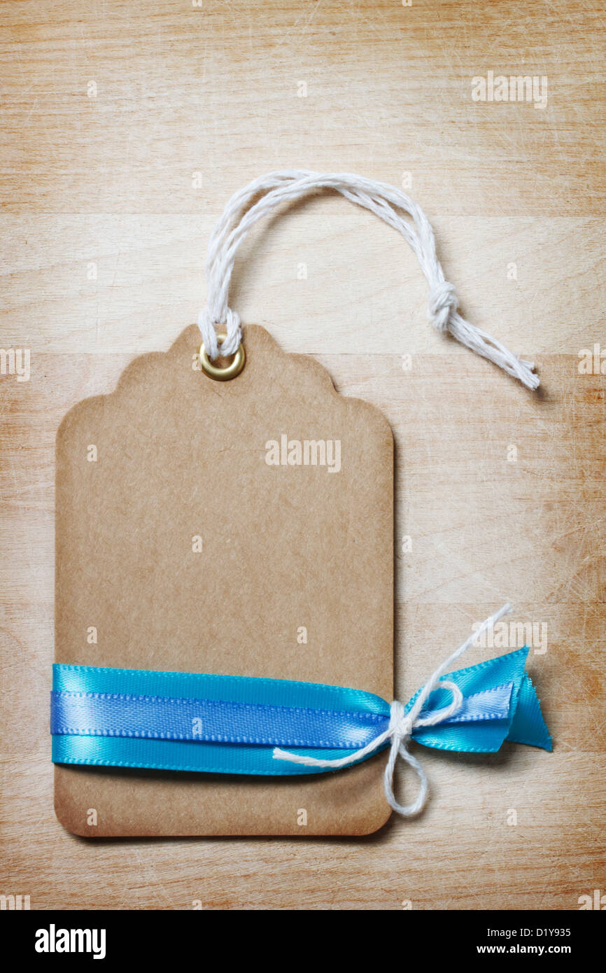 Tag : Fait main avec ruban et décoration sur Vintage Wooden Board Banque D'Images