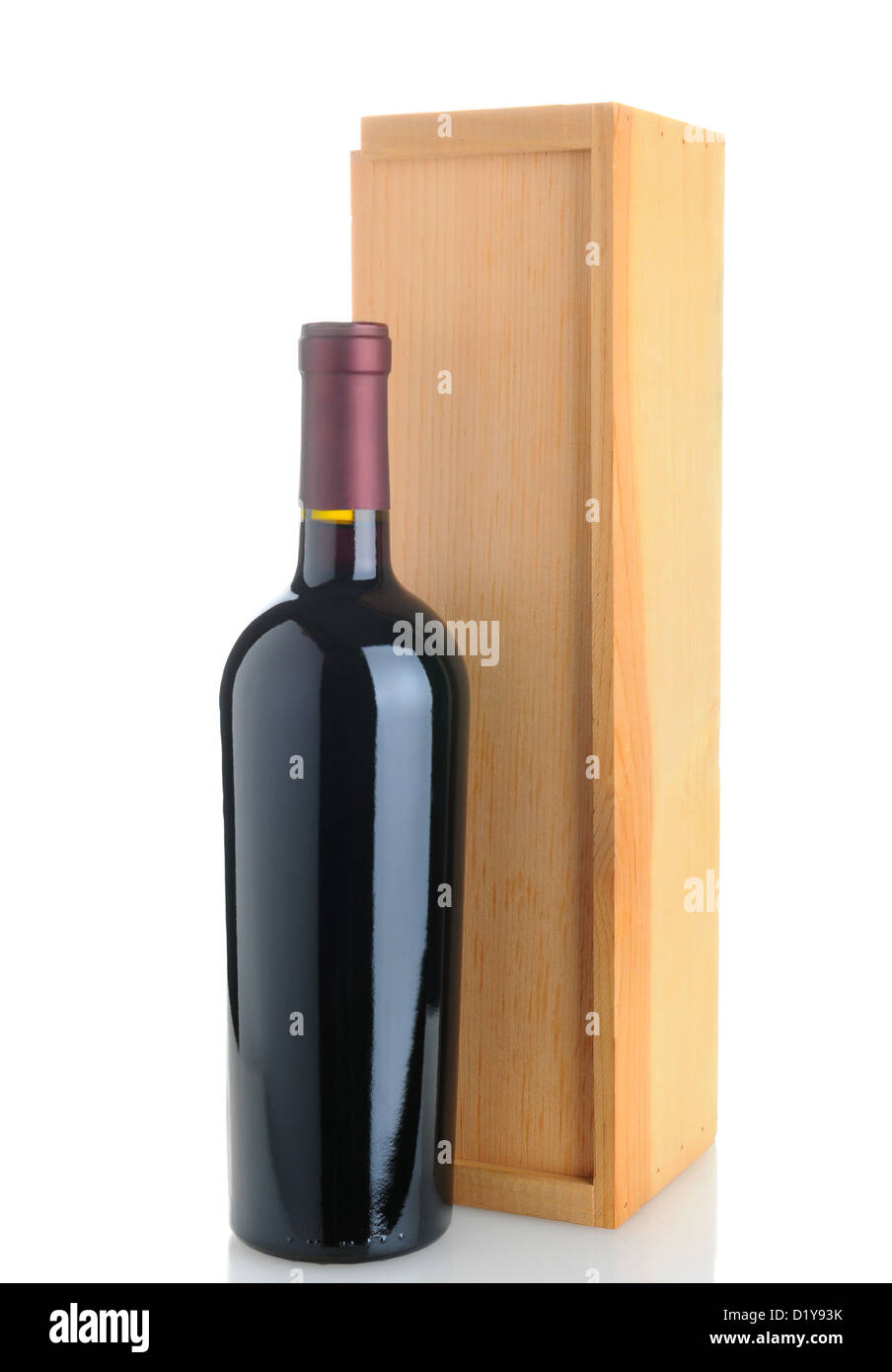 Une bouteille de vin cabernet sauvignon debout en face d'un bois fort. Isolé sur blanc avec réflexion. Banque D'Images
