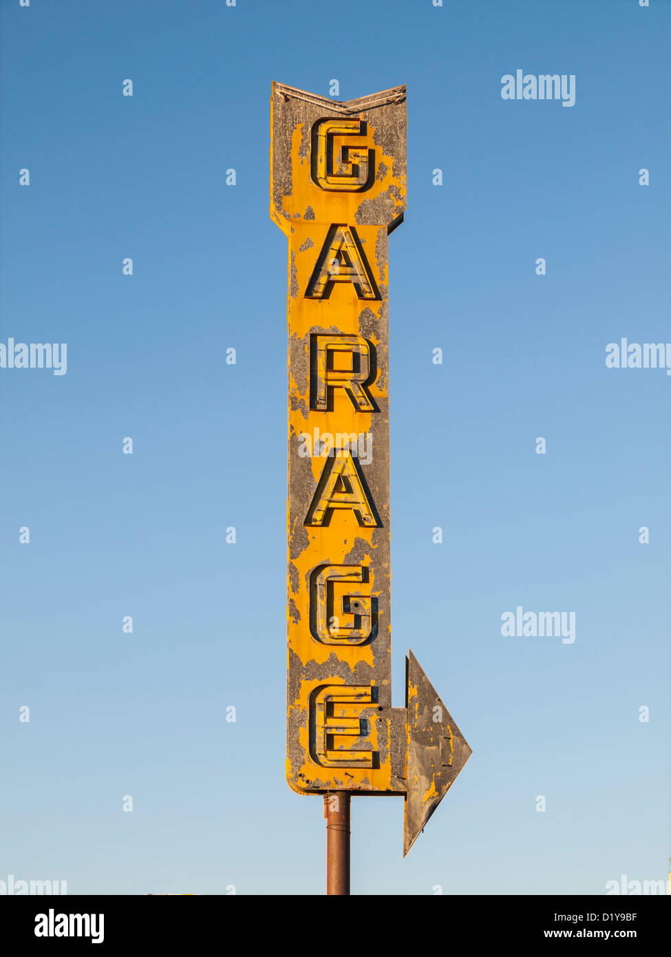 Vintage garage neon sign avec ciel bleu. Banque D'Images