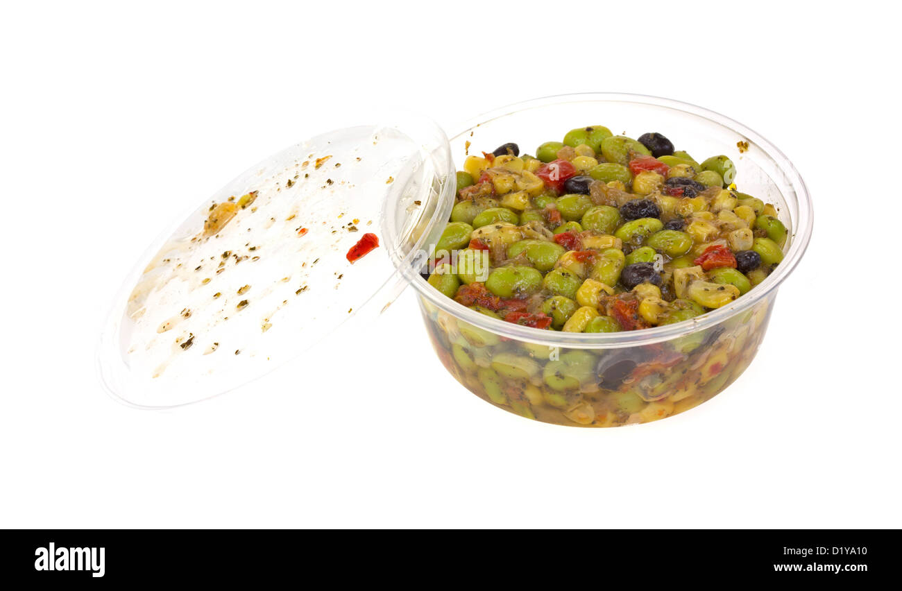 Un contenant jetable en plastique et couvercle rempli de salade d'edamame. Banque D'Images