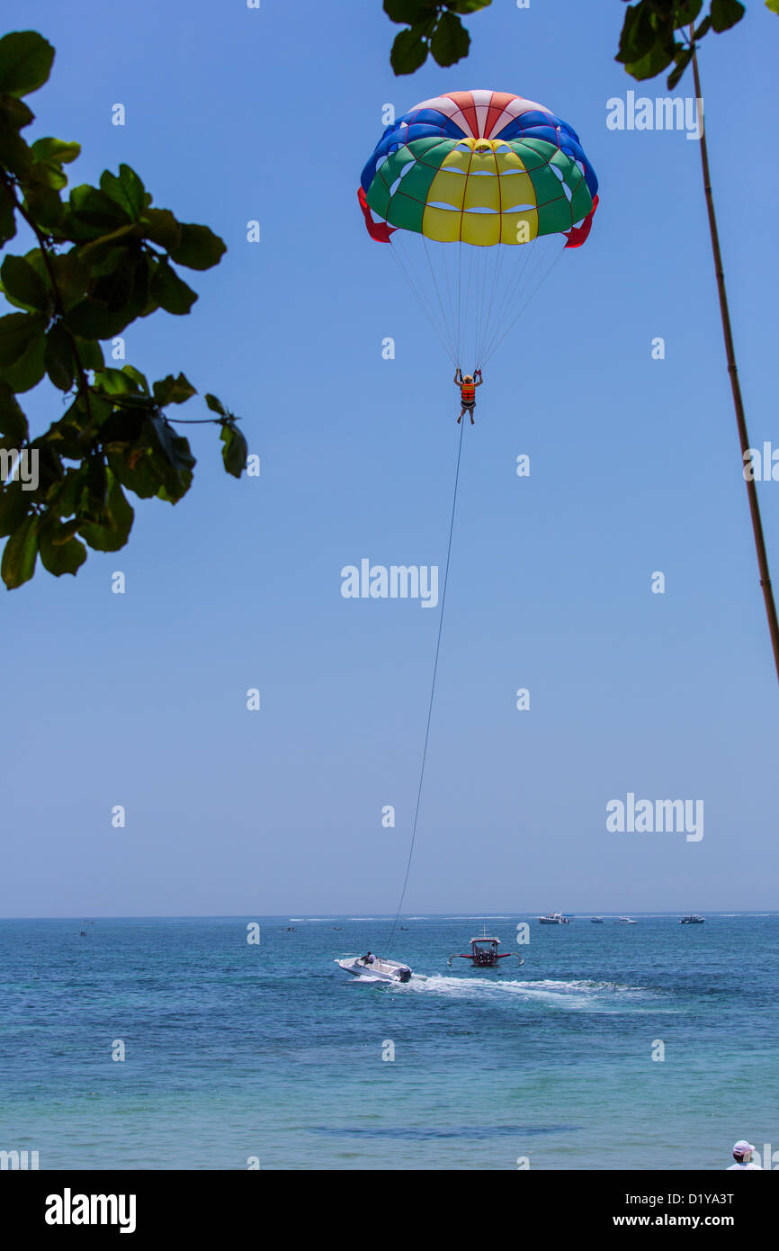 Le parachute ascensionnel sur la plage en face de l'hôtel Hyatt Regency de  Sanur, Bali, Indonésie Photo Stock - Alamy