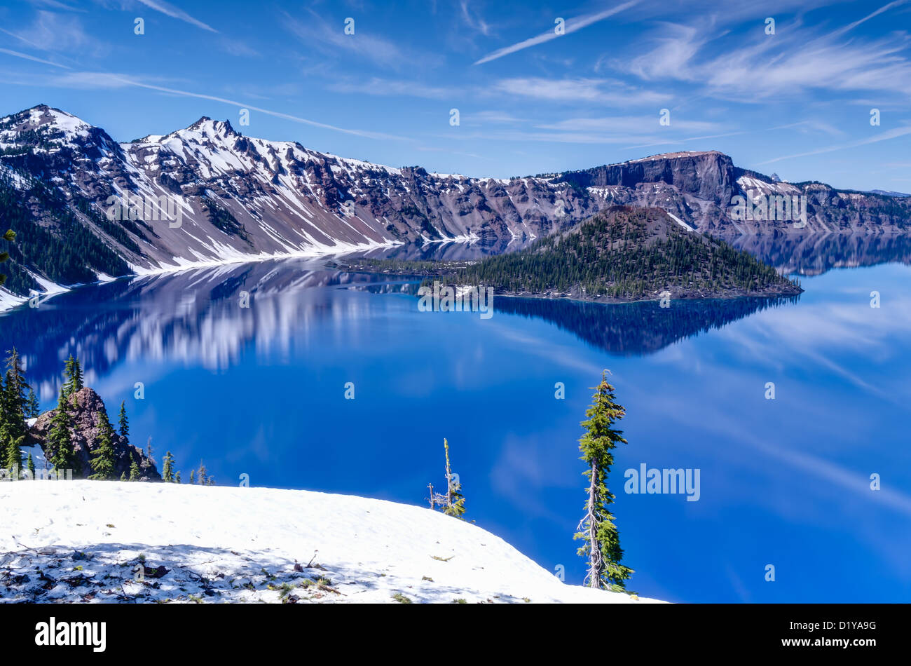 Wizard île entourée par le bleu du Lac Crater à Crater Lake National Park Banque D'Images