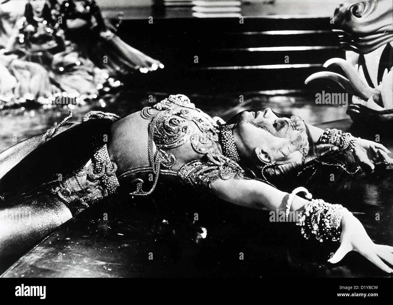 Kismet Kismet Marlene Dietrich Jamilla (Marlene Dietrich) tanzt den Tanz der Salome. *** *** Légende Locale 1944 -- Banque D'Images