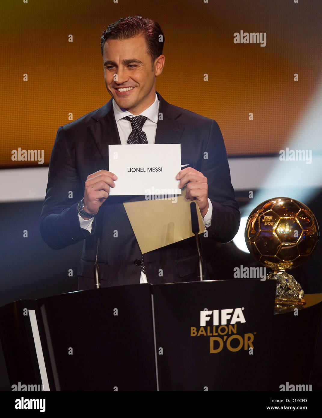 Fabio Cannavaro tenez la carte gagnant nom de FIFA Ballon d'Or 2012 Gala au Kongresshaus gagnant le 7 janvier 2013 à Zurich, Suisse. Foto : S.Lau Banque D'Images