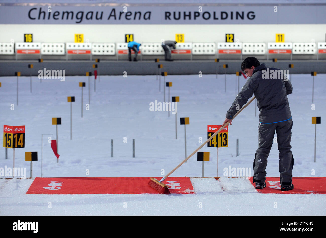 Un homme balaie le tir un jour avant le début de la Coupe du monde de Biathlon en Chiemgau Arena à Ruhpolding, Allemagne, 08 janvier 2013. Photo : Andreas GEBERT Banque D'Images