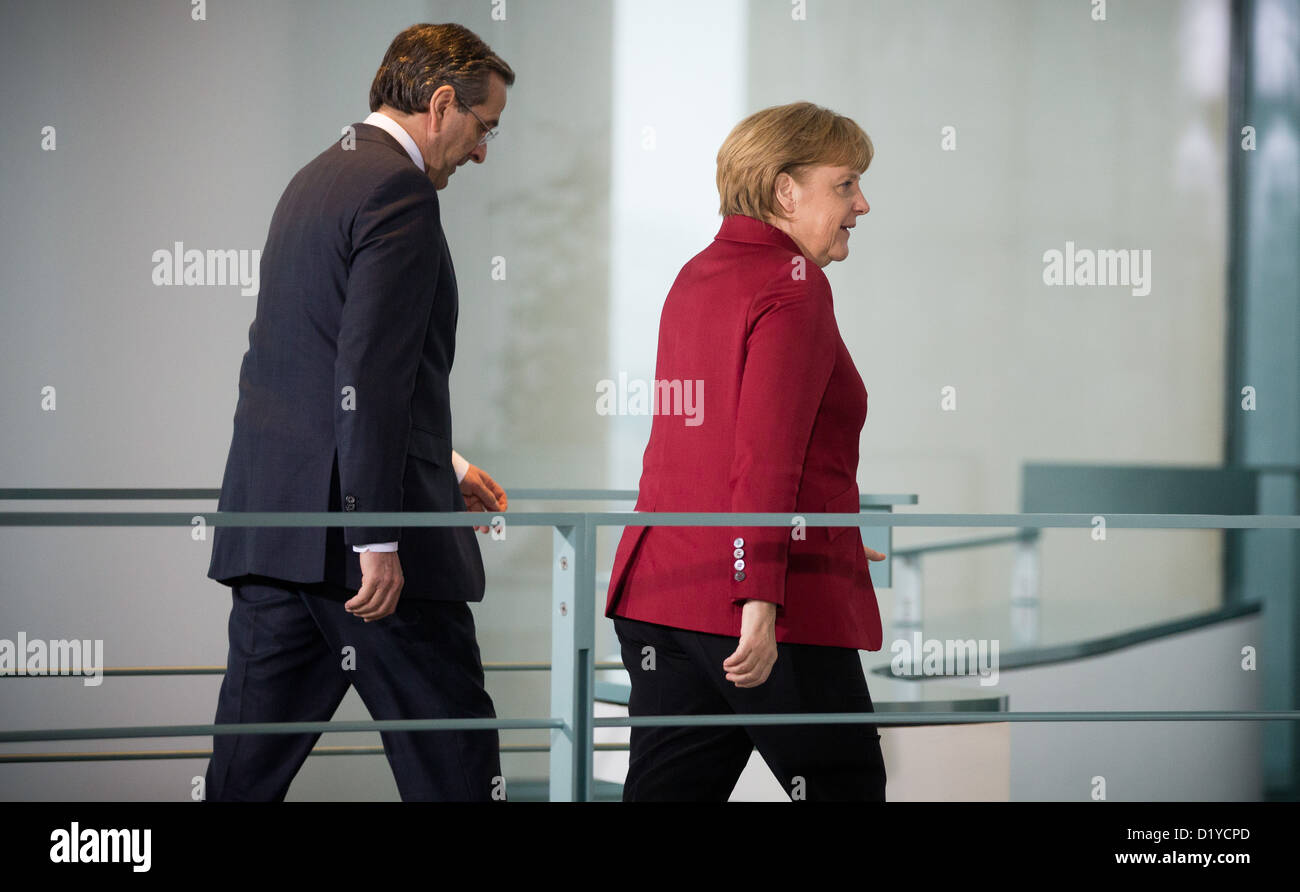 Le Premier ministre grec Antonis Samaras suit la chancelière allemande Angela Merkel pour des entretiens à Berlin, Allemagne, le 8 janvier. Ils sont maintenant des entretiens bilatéraux à la Chancellerie fédérale à Berlin. Photo : Michael Kappeler Banque D'Images
