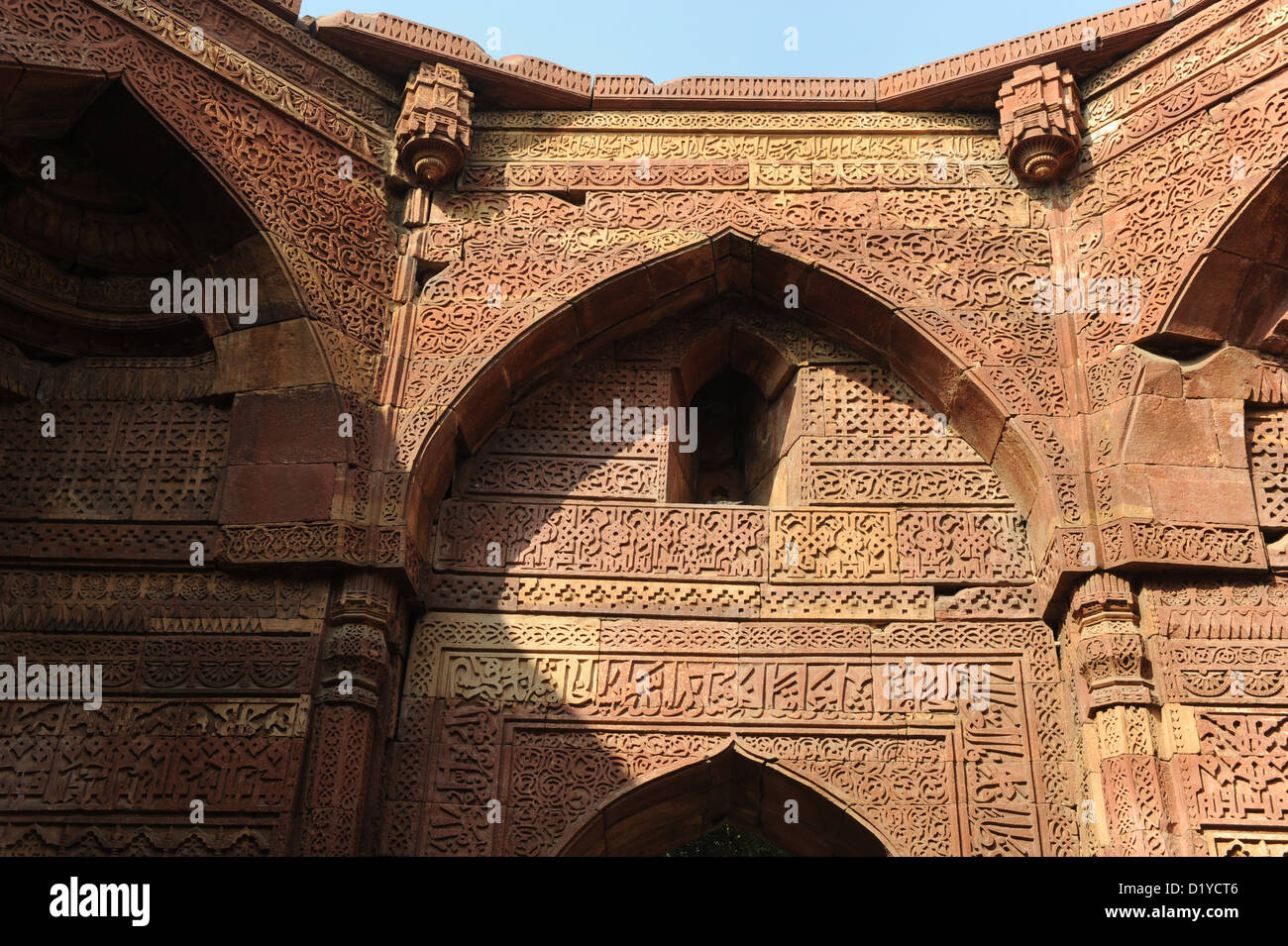 Voir des bâtiments qui sont décorées avec des versets coraniques sur le terrain du complexe Qutb à Delhi, Inde, 23 novembre 2012. Sur le terrain les ruines de la plus ancienne mosquée de l'Inde, Quwwat-ul-Islam (l'Islam), peut-être des colonnades et des temples jaïns et Hindous. Photo : Jens Kalaene Banque D'Images