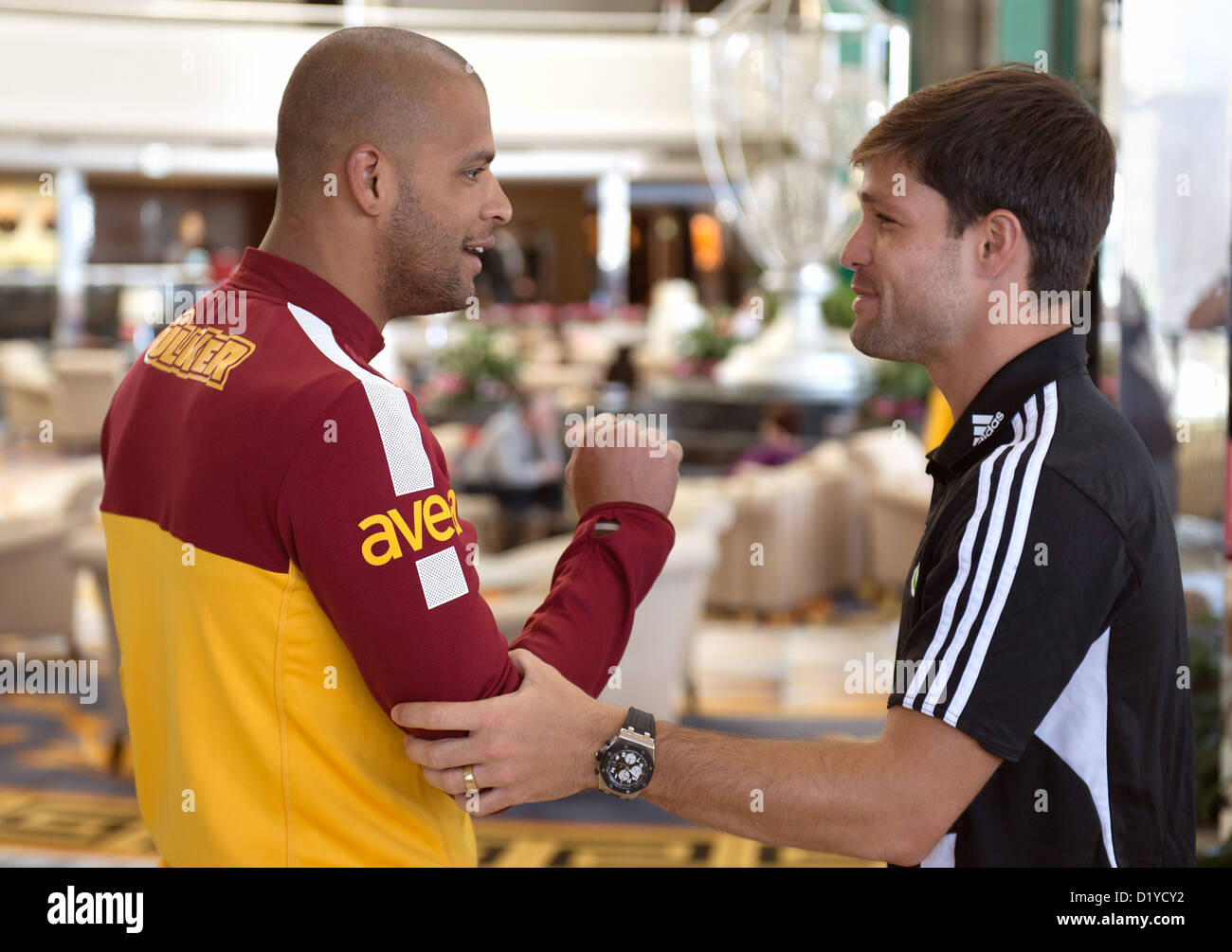 De Wolfsburg Diego (L) du Brésil et Galatasaray Istanbul, Felipe Melo saluent dans le hall de l'hôtel de l'équipe 'Calista' au VfL Wolfsburg's training camp à Belek, Turquie, 08 janvier 2013. Photo : SOEREN STACHE Banque D'Images