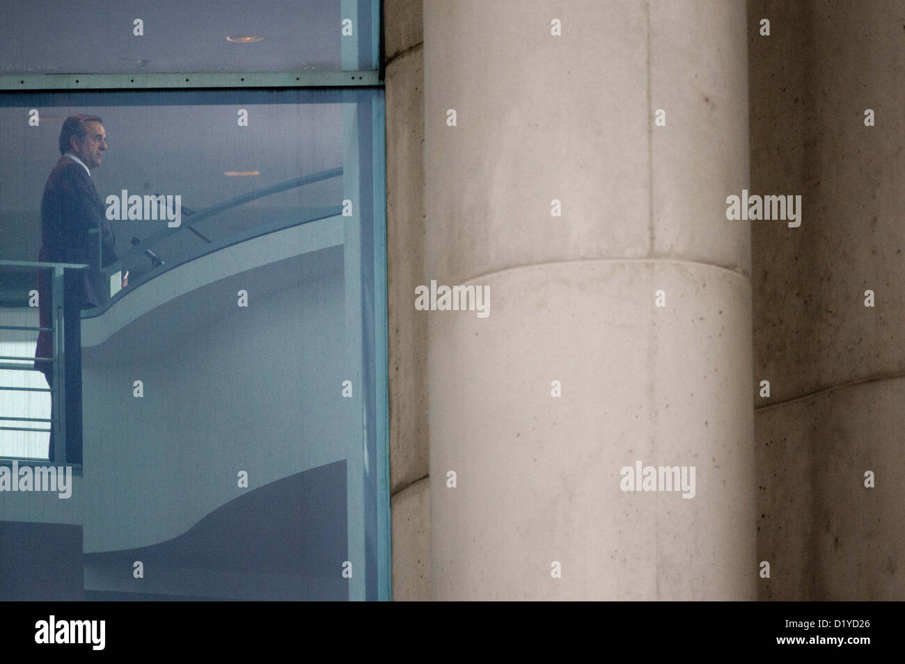 Le Premier ministre grec Antonis Samaras et la Chancelière allemande, Angela Merkel (CDU, couverts) tiennent une conférence de presse à la chancellerie à Berlin, Allemagne, le 8 janvier. Ils se sont réunis afin de tenir des discussions bilatérales. Photo : Maurizio Gambarini Banque D'Images