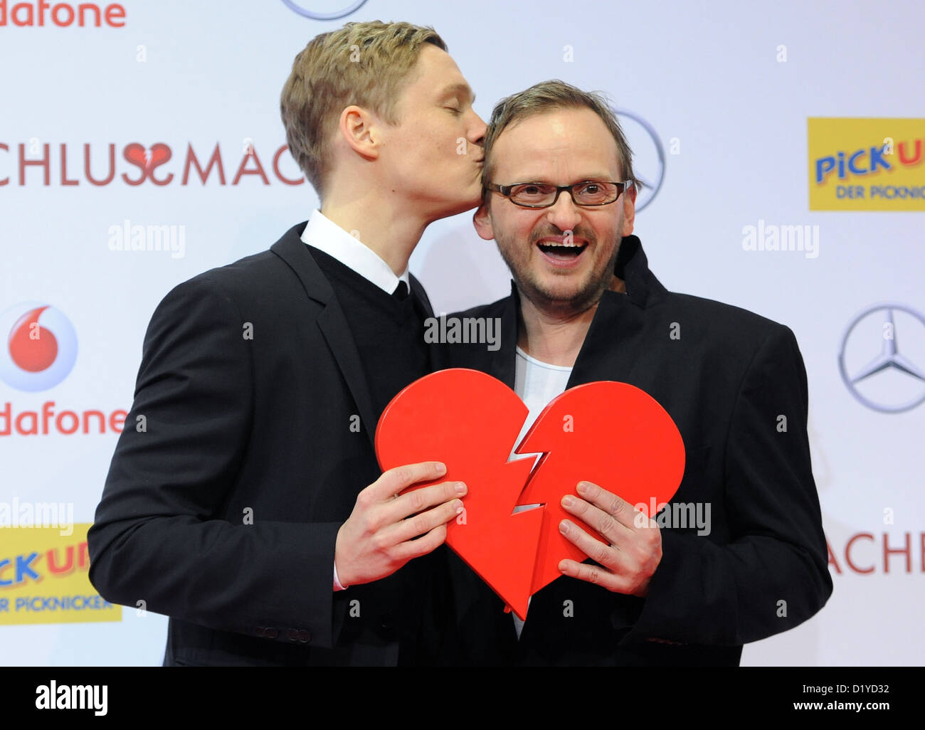 Acteurs allemand Matthias Schweighoefer (L) et Milan Peschel arrivent pour la première de leur nouveau film 'Schlussmacher' à Berlin, Allemagne, le 7 janvier 2013. Le film devrait sortir dans les salles allemandes le 10 janvier 2013. Photo : Britta Pedersen Banque D'Images