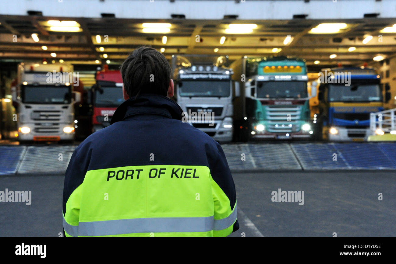 Les camions quittent le ferry suédois Stena Germanica sur le quai en Suède, Allemagne, 08 janvier 2013. Le 09 janvier 2013, le port de Kiel, présentera les résultats de l'année dernière et les prévisions pour 2013. Photo : Carsten REHDER Banque D'Images