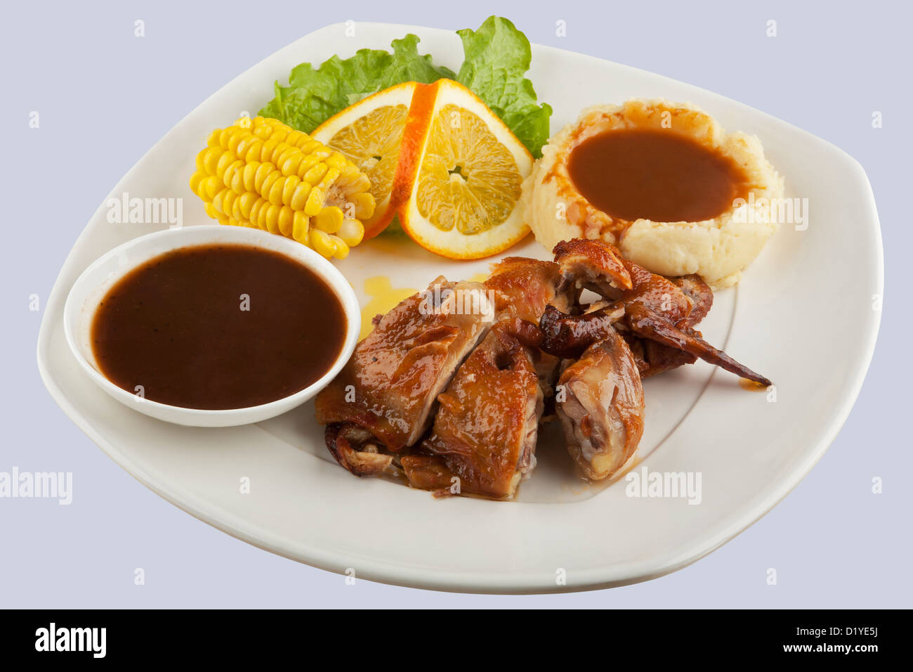 Du poulet servi avec des pommes de terre en purée et de la sauce et d'un côté de maïs. With clipping path Banque D'Images