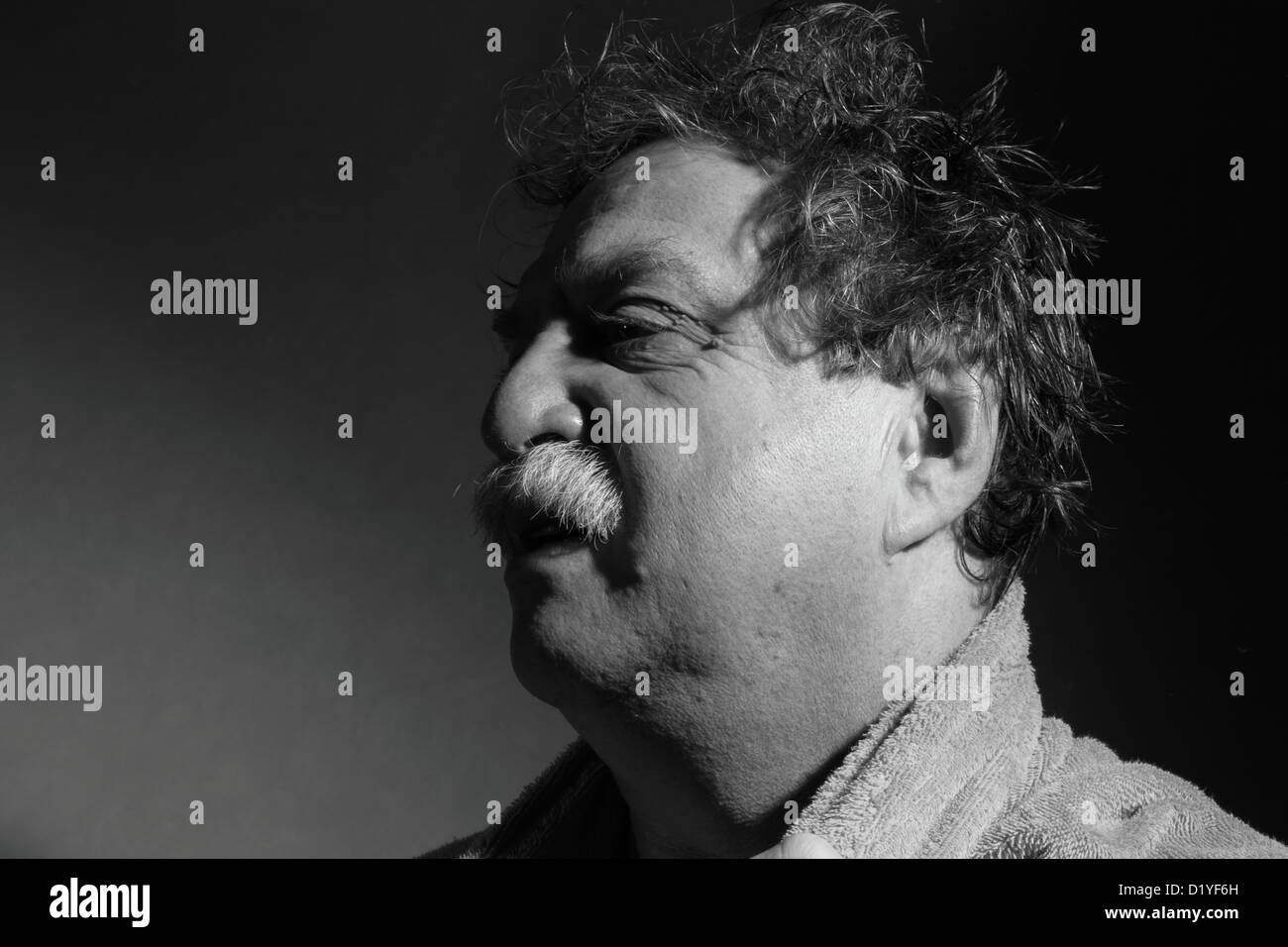 Homme d'âge moyen avec une serviette hors de la salle de bains Banque D'Images