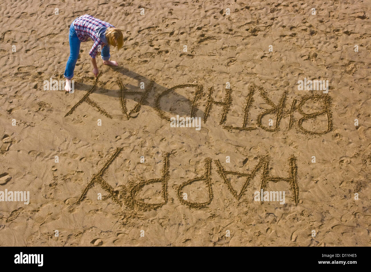 L Ecriture De Fille Joyeux Anniversaire Sur La Plage Photo Stock Alamy
