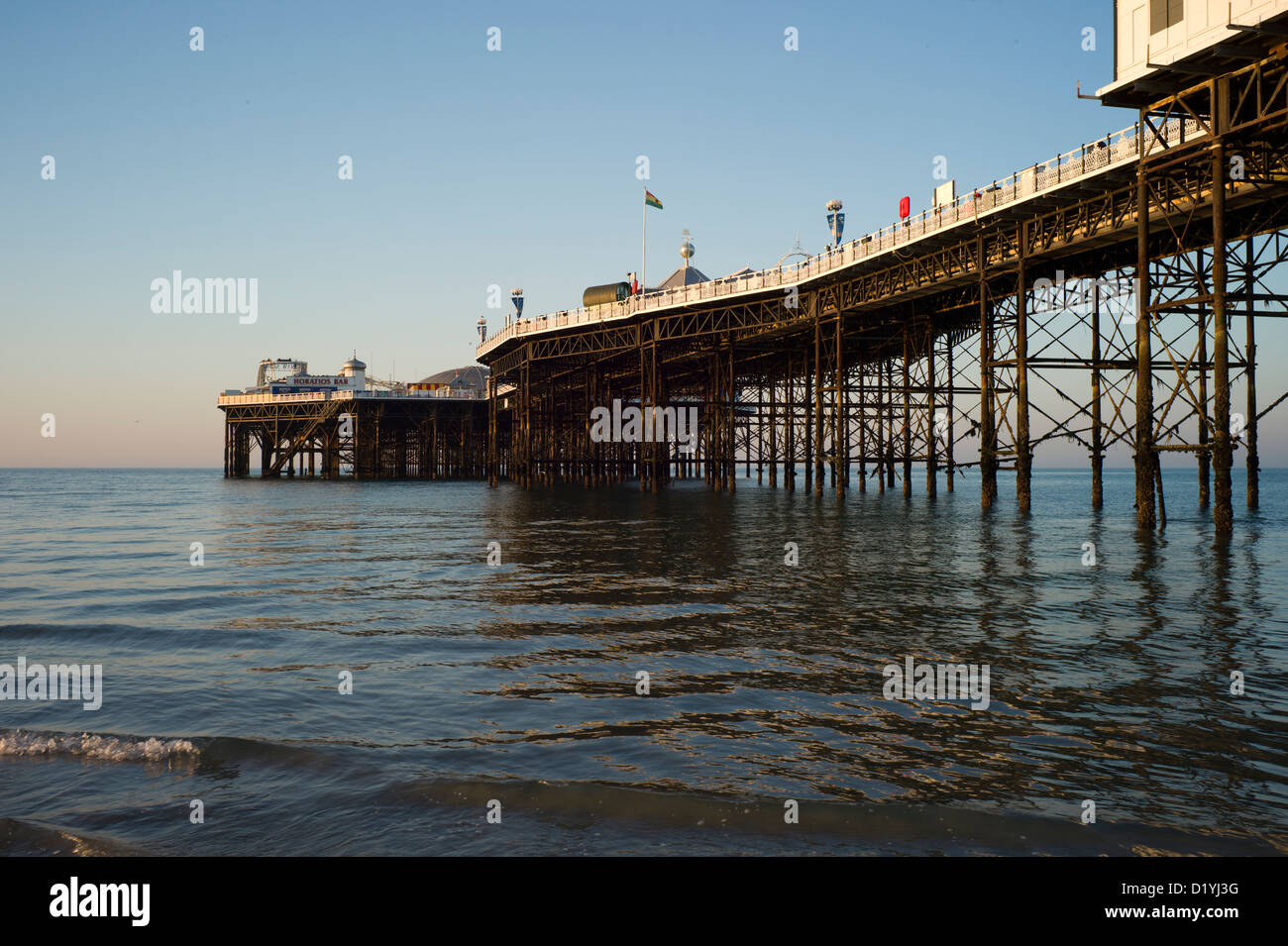 La jetée de Brighton, à marée basse, matin Banque D'Images