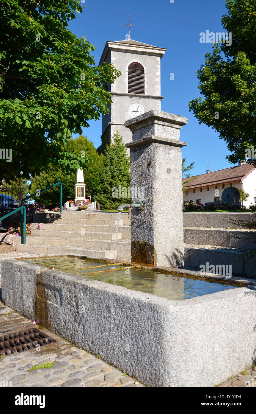 Fontaine et clocher de l'église à Saint Paul en Chablais près du lac Léman à l'est de la France Banque D'Images