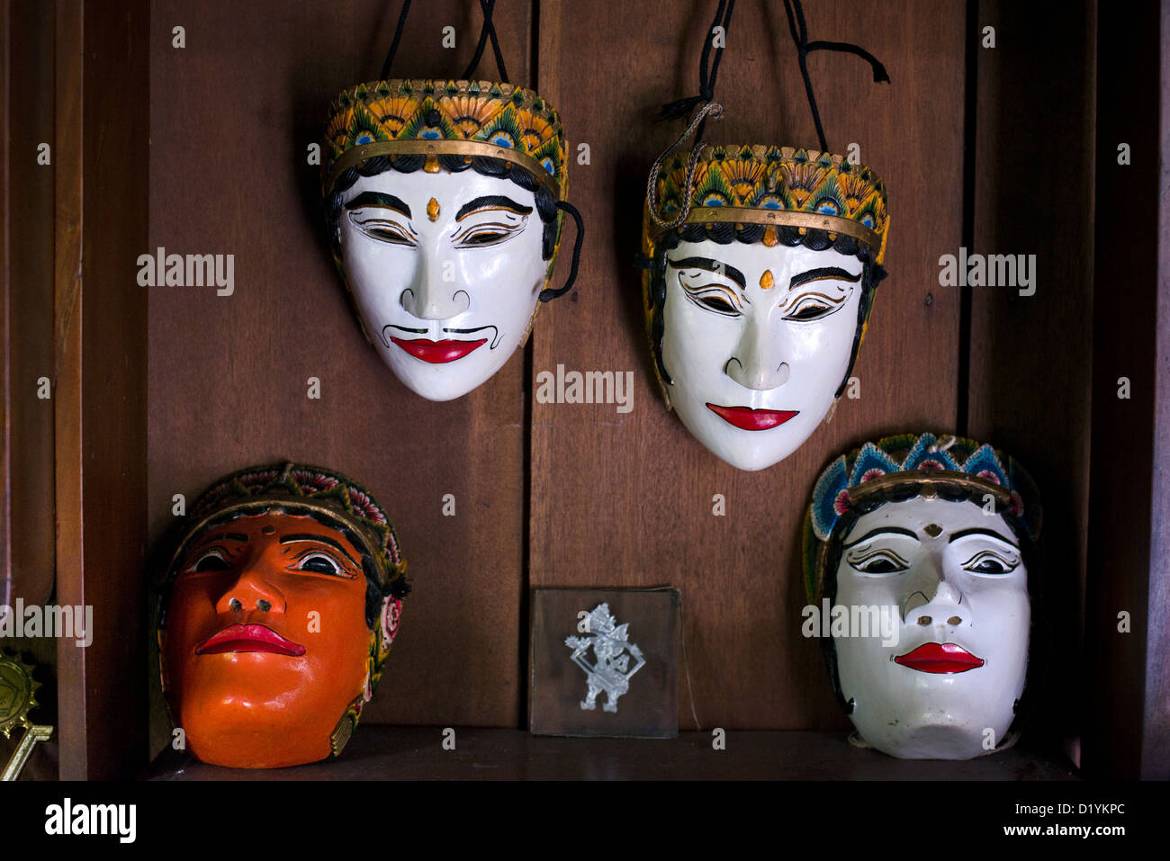 Masques peints javanais portés par des danseurs suspendus dans un cabinet à l'Padepokan Seni Mangun Centre du Dharma à Malang, Java, Indonésie Banque D'Images