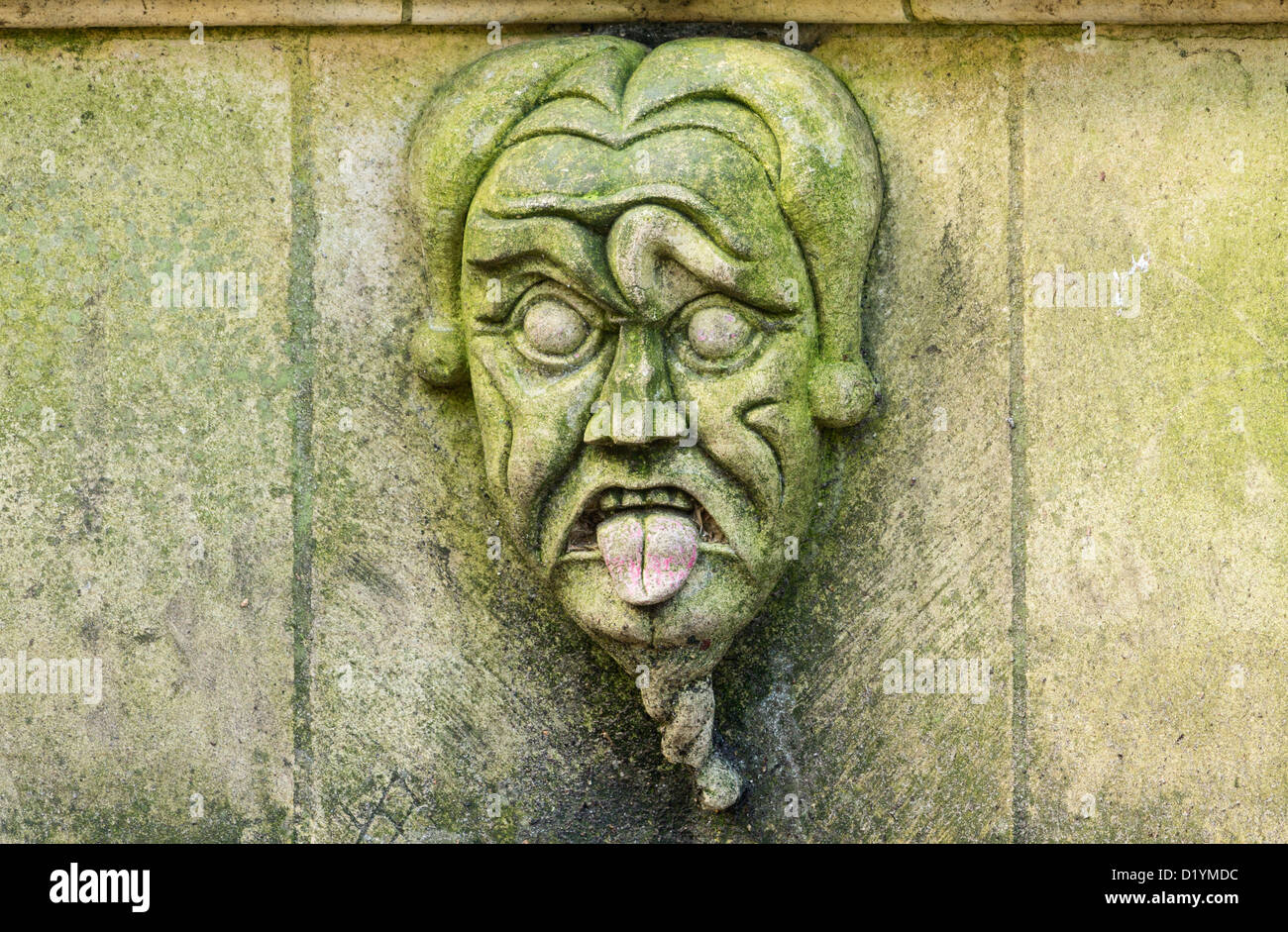 Gargouille sur un banc dans le parc du doyen dans le domaine de la cathédrale York Minster, York, Angleterre, Royaume-Uni Banque D'Images