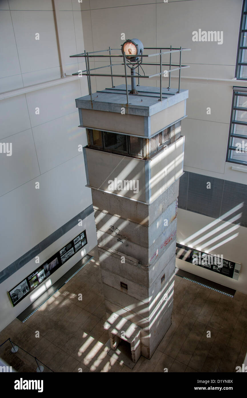 Un tour de derrière le mur de Berlin maintenant dans le musée des médias le Newseum à Washington DC USA Banque D'Images