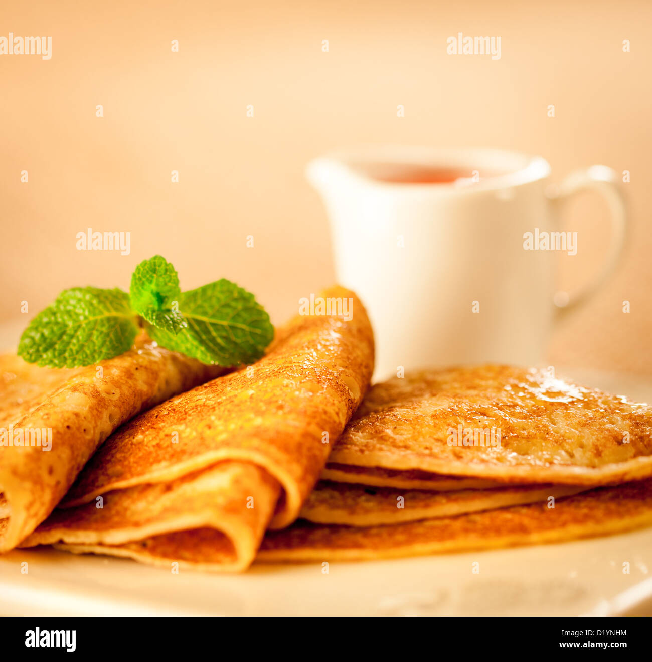 Délicieuses crêpes avec de la sauce, petit déjeuner Banque D'Images