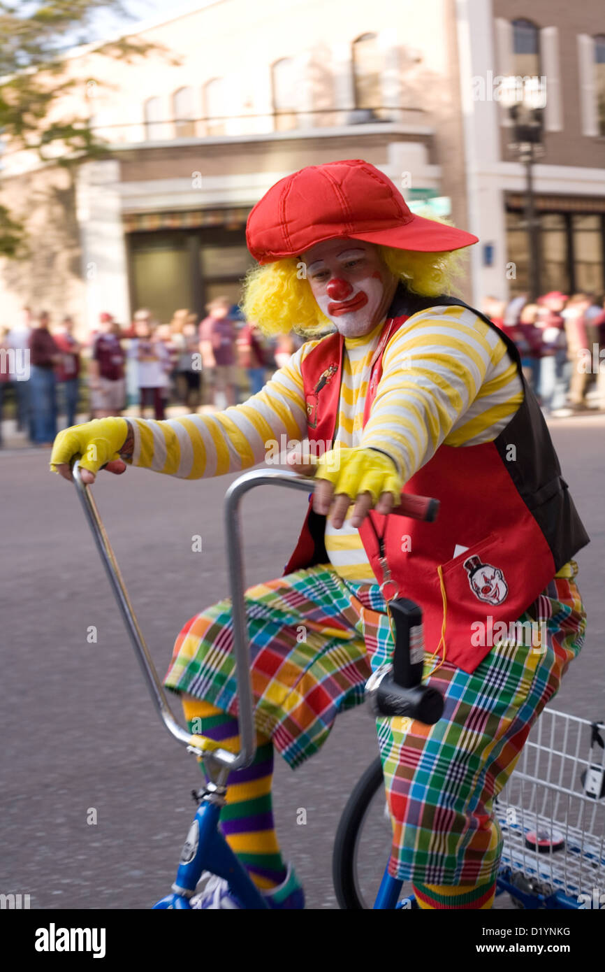 Clown équitation un tricycle dans le défilé 2013 Gator Bowl Photo Stock -  Alamy