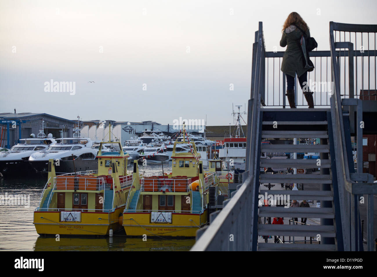 Afficher le long de Poole Quay avec Sunseeker bateaux au crépuscule en Décembre Banque D'Images