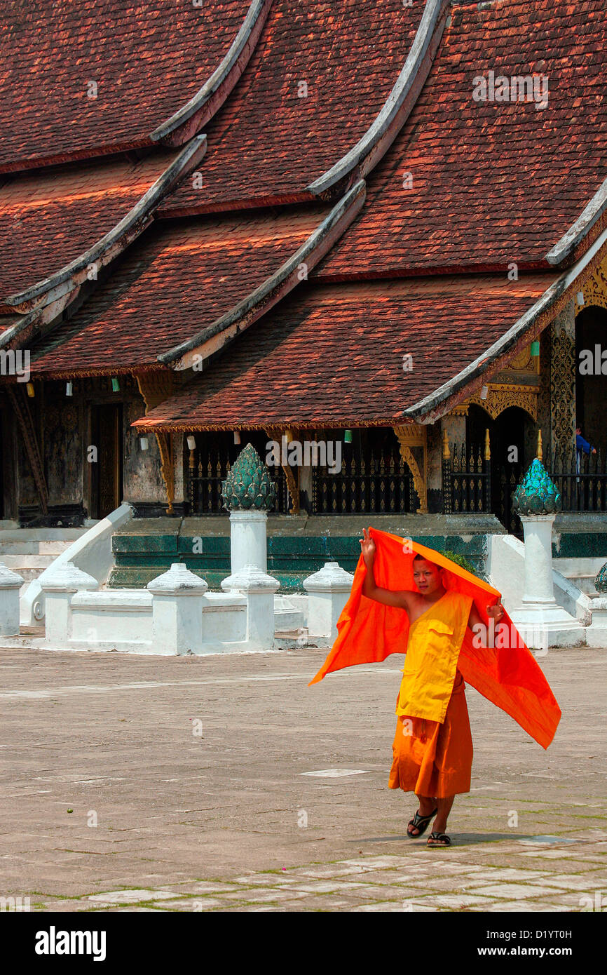 Le moine bouddhiste au magnifique Wat Xieng Thong à Luang Prabang, Laos du Nord, en Asie du sud-est. Banque D'Images