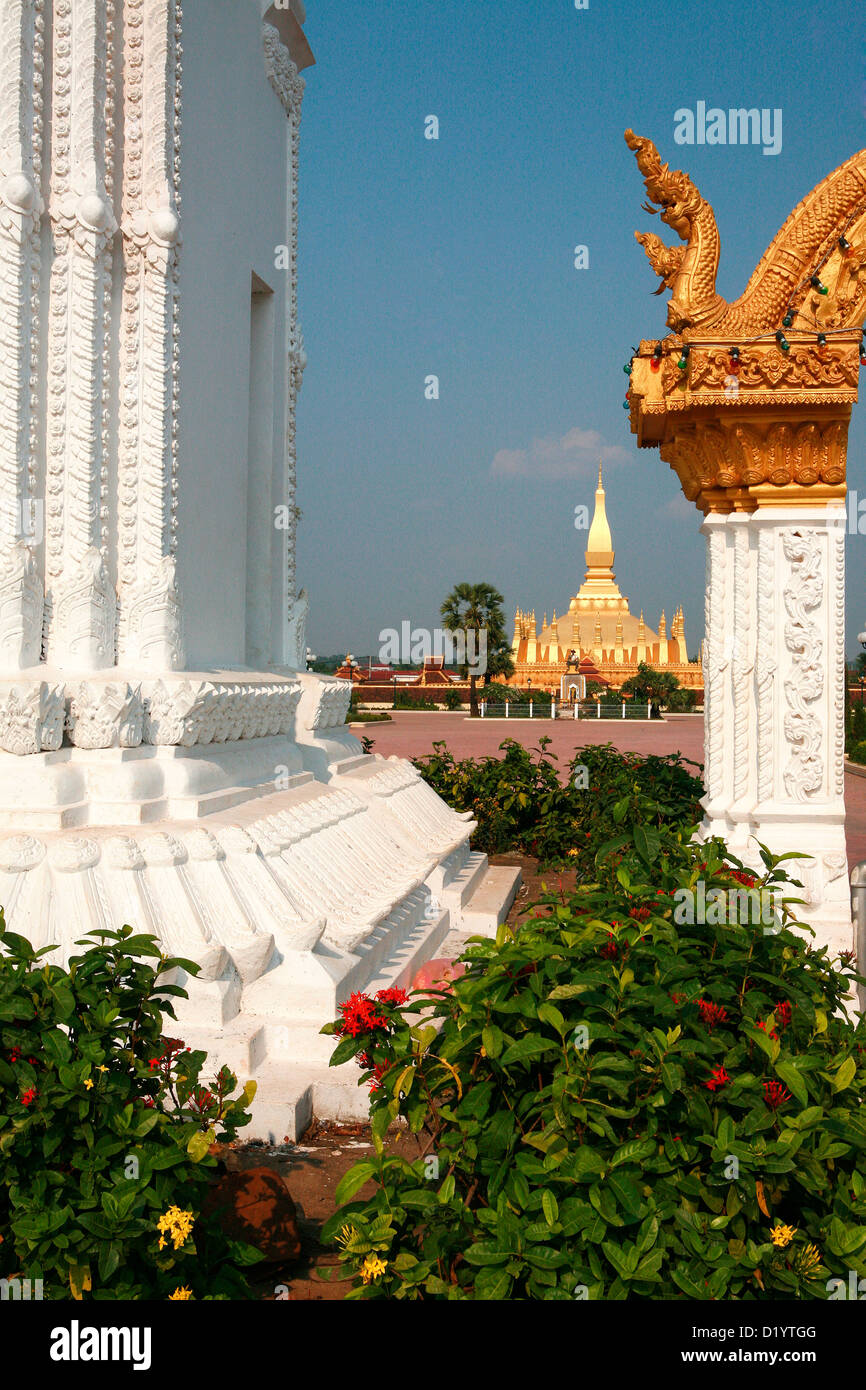Vue sur le Monument National, Pha That Luang, Vientiane, Laos, Indochine. Banque D'Images